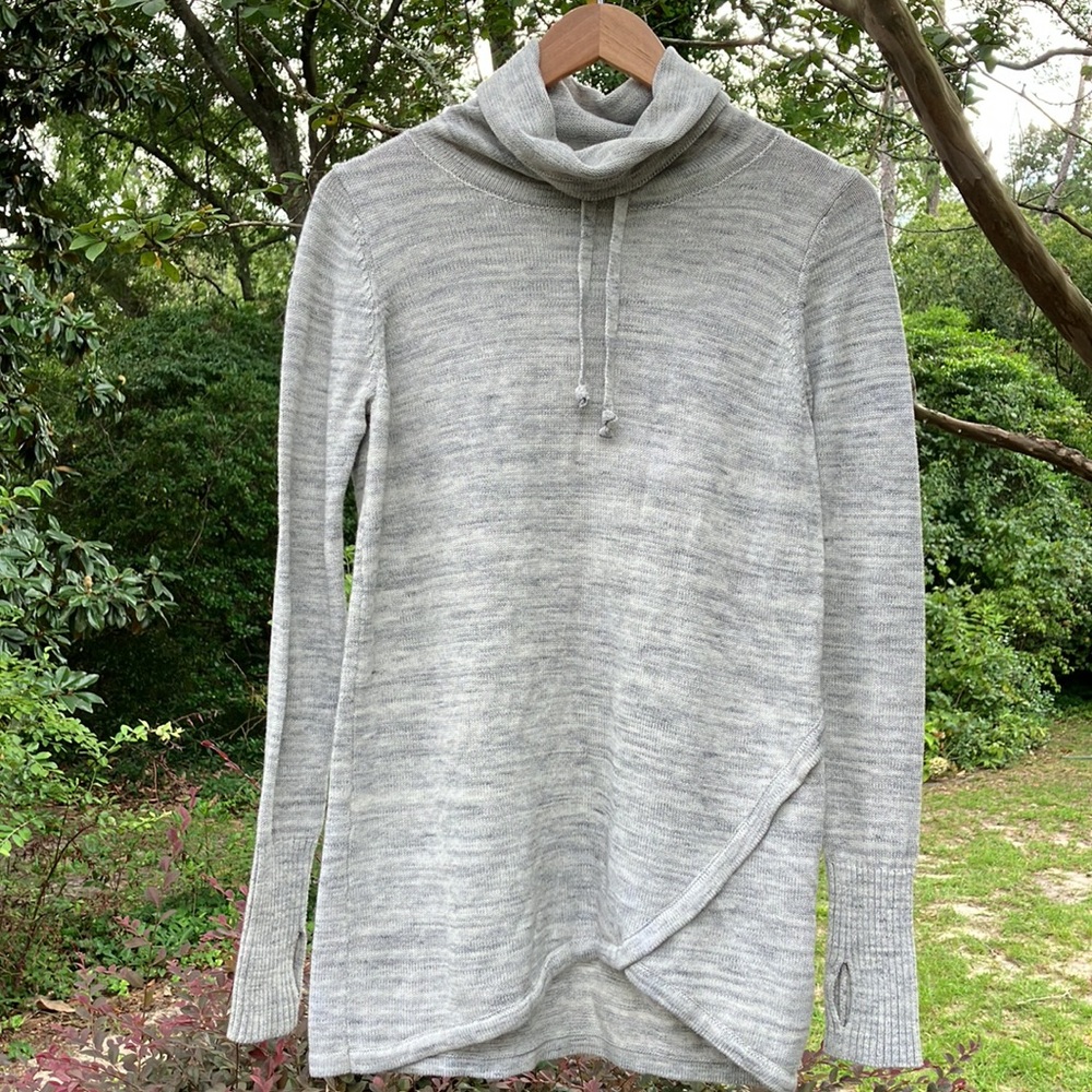 Akini Sweater Heathered Gray Pullover Sweatshirt